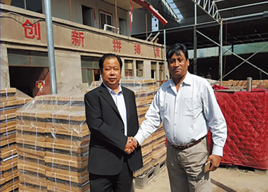 2018年4月印度客商來(lái)我公司廠(chǎng)區(qū)進(jìn)行業(yè)務(wù)洽談，李光華總經(jīng)理陪同進(jìn)行業(yè)務(wù)洽談并合影留念